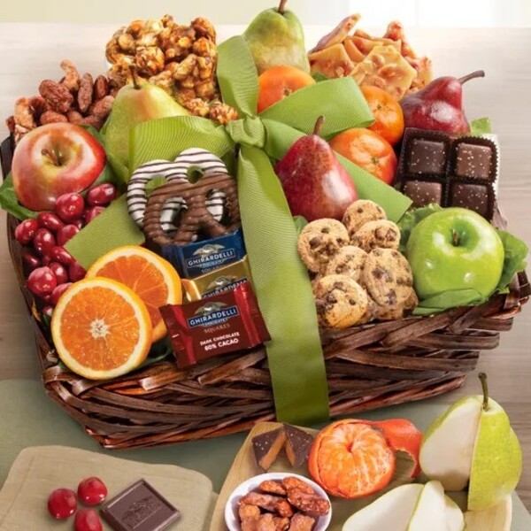 1800 Baskets Distinctive Fruit & Sweets Gift Basket Review