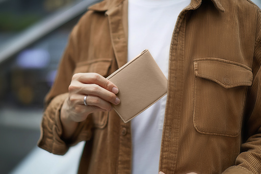 ESR GEO Wallet Review: A Slim Wallet With A Smart Secret 9