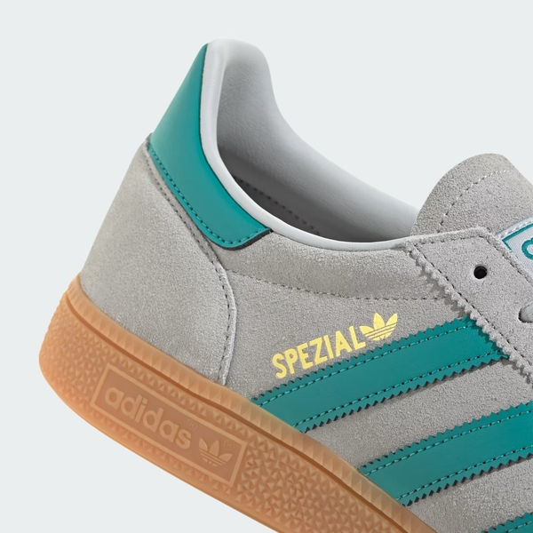 adidas Handball Spezial vs. New Balance 327: Retro Style Showdown 19 adidas Handball Spezial vs. New Balance 327