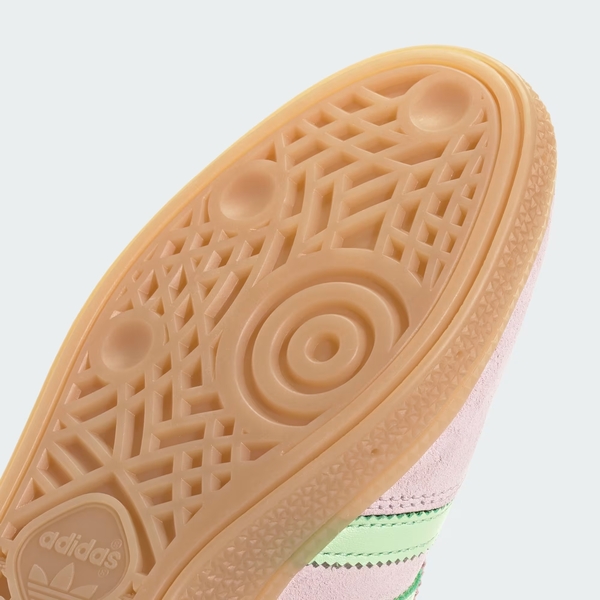 adidas Handball Spezial vs. New Balance 327: Retro Style Showdown 13 adidas Handball Spezial vs. New Balance 327