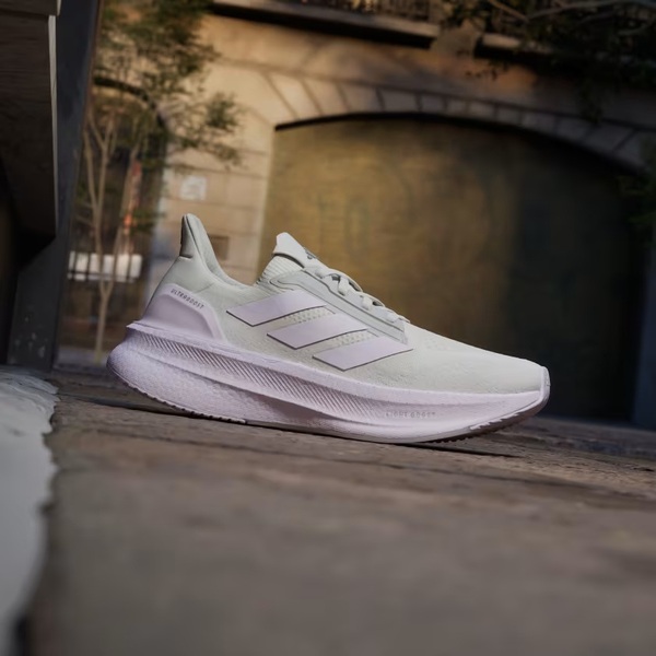 adidas Ultraboost vs. ASICS NOVABLAST: The Marathon Cushion Battle Everyone Talks About 23 adidas Ultraboost vs. ASICS NOVABLAST: The Marathon Cushion Battle Everyone Talks About