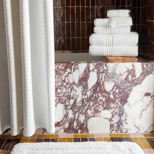 Peacock Alley vs Boll & Branch: Which Luxury Bedding Brand Comes Out on Top?