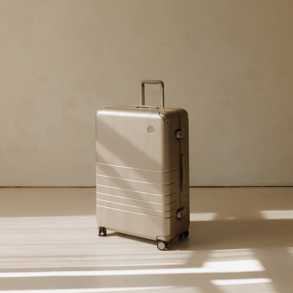 Lojel vs Monos: Which Hard-Shell Suitcase Is Worth Buying? 4 Lojel vs Monos: Which Hard-Shell Suitcase Is Worth Buying?